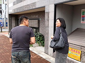 お隣さんやご近所さんを部屋に招いて口説き落として、勝手に盗撮して内緒でAV販売 Vol.3　サンプル画像05